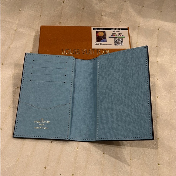 PASSPORT WALLET - Picture 3 of 3